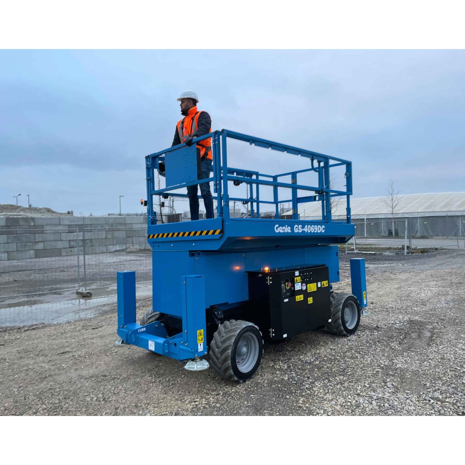 Genie GS-4069 DC GS4069DC Rough Terrain Scissor Lift – Indoor/Outdoor, Oscillating Axle
